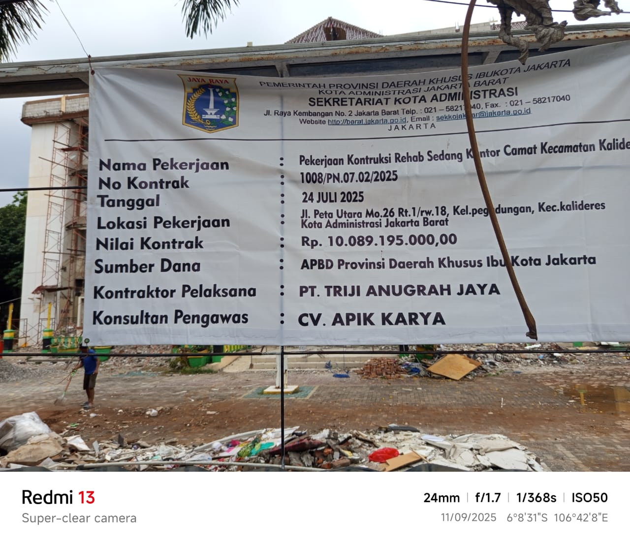 Dugaan Kejanggalan Proyek Renovasi Kantor Kecamatan Kalideres, Wartawan Dilarang Dokumentasi.